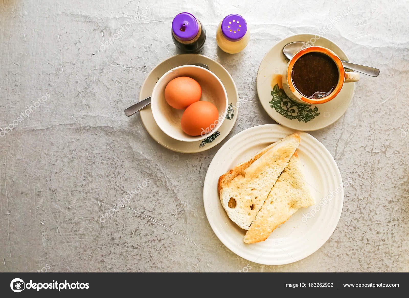 Tost Ekmeğinde Tereyağlı Yumurta Tost Ekmeğinde Tereyağlı Yumurta