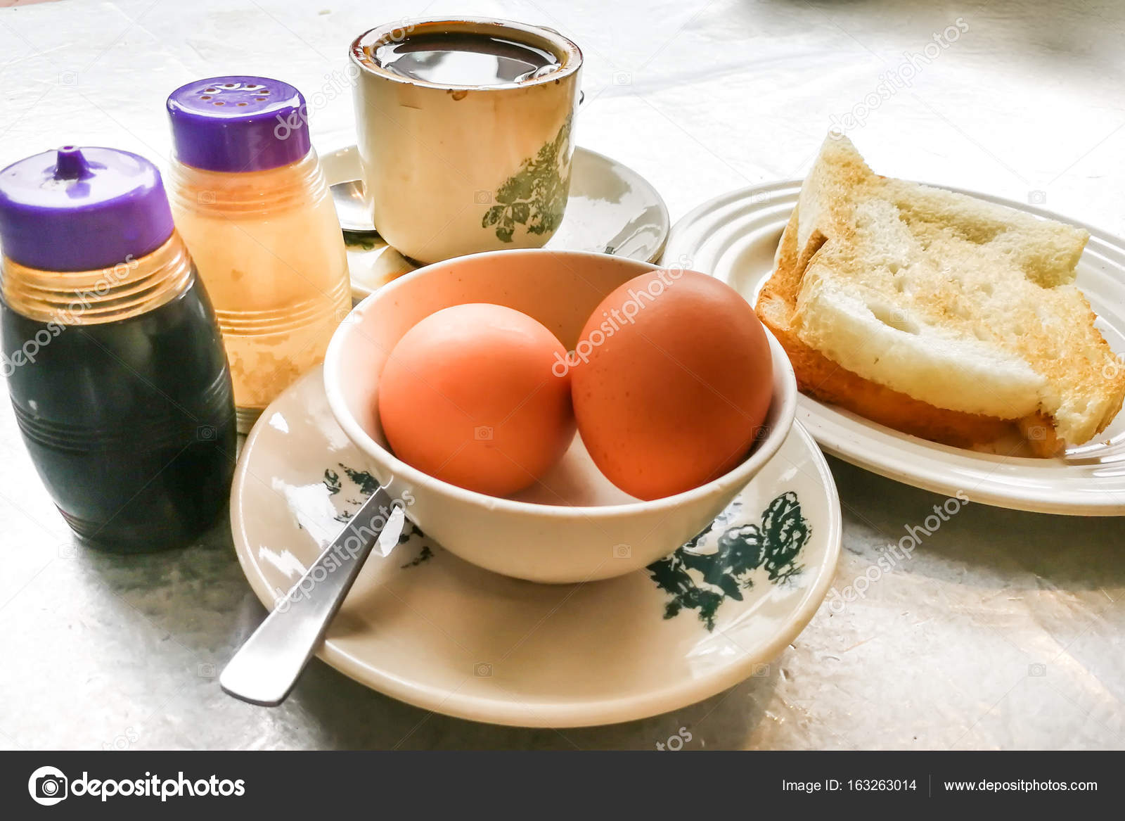 Tost Ekmeğinde Tereyağlı Yumurta Tost Ekmeğinde Tereyağlı Yumurta
