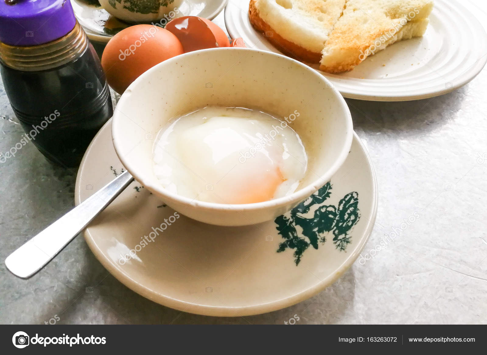 Tost Ekmeğinde Tereyağlı Yumurta Tost Ekmeğinde Tereyağlı Yumurta