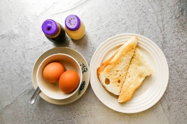 Asya geleneksel kahvaltı yarı haşlanmış yumurta tost ekmeği ile