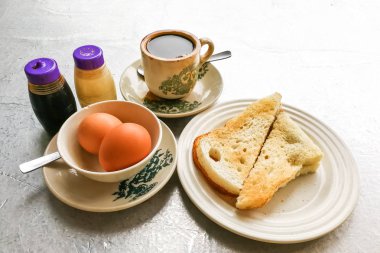 Asya geleneksel kahvaltı yarı haşlanmış yumurta, tost ekmeği ve co