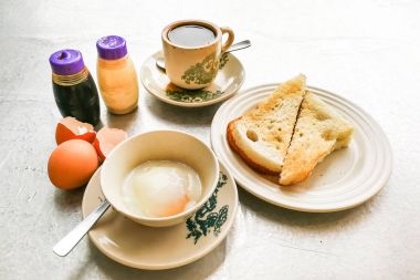 Asya geleneksel kahvaltı yarı haşlanmış yumurta, tost ekmeği ve co