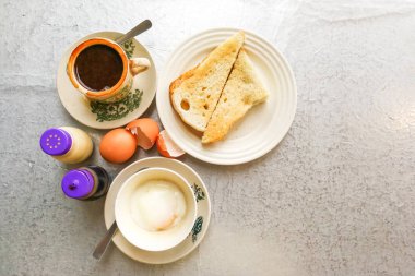 Asya geleneksel kahvaltı yarı haşlanmış yumurta, tost ekmeği ve co