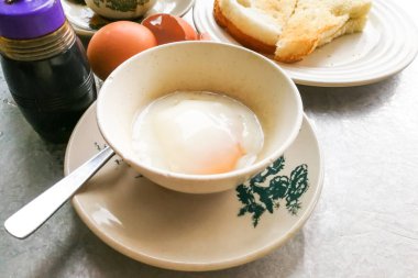 Asya geleneksel kahvaltı yarı haşlanmış yumurta, tost ekmeği ve co