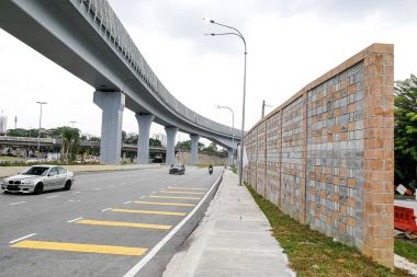 Beton ses duvarını duvar meşgul karayolu demiryolu parça yanındaki