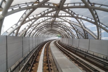 Koruyucu ses duvarını duvar yükseltilmiş tren demiryolu hattı boyunca
