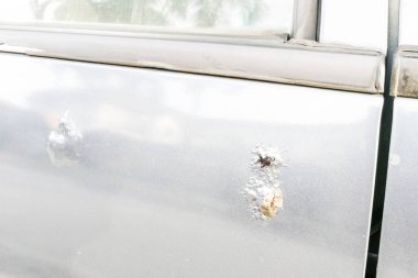 Araba ile aşınmış pas lekesi kapıda