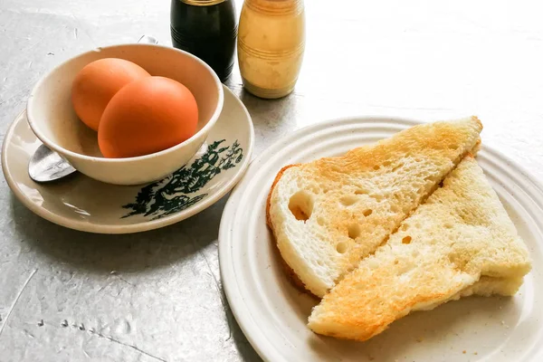 Desayuno tradicional asiático de huevos medio cocidos con pan tostado —  Fotos de Stock