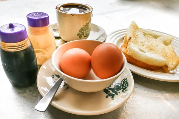 Asia tradisional sarapan setengah telur rebus, roti panggang dan co — Stok Foto