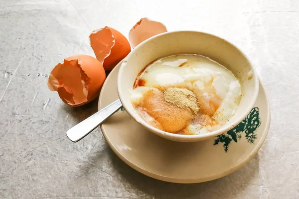 Asia tradisional sarapan setengah telur rebus dengan kecap pepp — Stok Foto
