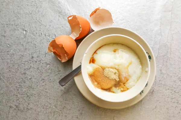 Азиатский традиционный завтрак наполовину варёные яйца с соевым соусом — стоковое фото