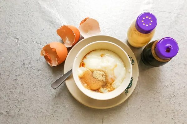 Asia tradisional sarapan setengah telur rebus dengan kecap pepp — Stok Foto