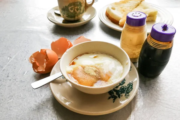 Asya geleneksel kahvaltı yarı haşlanmış yumurta, tost ekmeği ve co