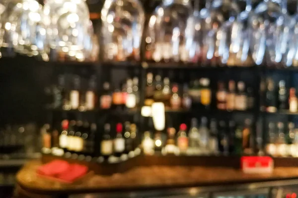 Rozmycie widzenia widok perspektywiczny pijany człowiek w pubie — Zdjęcie stockowe