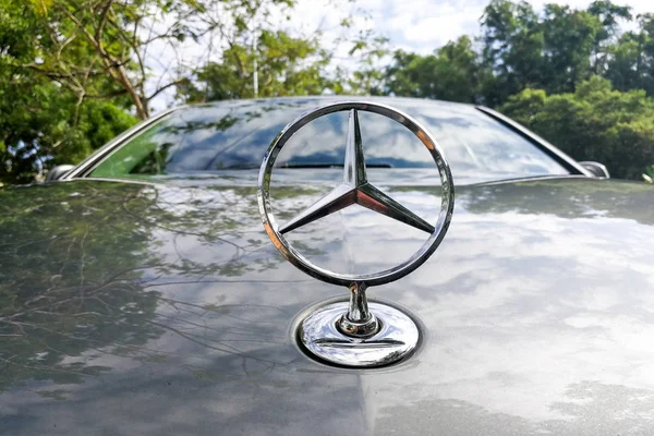 Kuala Lumpur, Malaysia - 12 augusti 2017: Mercedes-Benz är en global biltillverkare och en uppdelning av det tyska företaget Daimler Ag, känd för lyxbilar. — Stockfoto