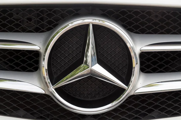 КУАЛА-ЛУМПУР, МАЛАЙЗИЯ - 12 августа 2017 года: Mercedes-Benz является мировым производителем автомобилей и подразделением немецкой компании Daimler AG, известной роскошными автомобилями . — стоковое фото
