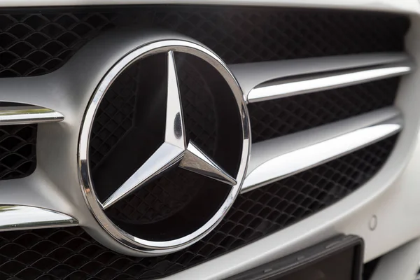 KUALA LUMPUR, MALASIA - 12 de agosto de 2017: Mercedes-Benz es un fabricante mundial de automóviles y una división de la empresa alemana Daimler AG, conocida por sus vehículos de lujo . —  Fotos de Stock
