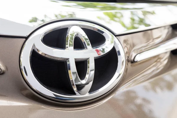 KUALA LUMPUR, MALASIA - 12 de agosto de 2017: Toyota Motor Corporation es un fabricante automotriz multinacional japonés con sede en Toyota, Aichi, Japón . — Foto de Stock