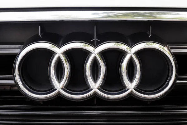 Kuala Lumpur, Malaysia - 12 augusti 2017: Audi är en tysk biltillverkare som designar, ingenjörer, producerar, marknadsför och distribuerar lyxiga fordon. Audi är en medlem av Volkswagenkoncernen. — Stockfoto