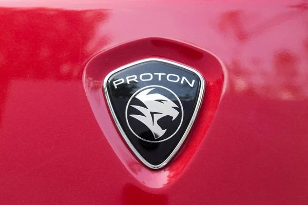 KUALA LUMPUR, MALASIA - 12 de agosto de 2017: PROTON Holdings Berhad, es una corporación con sede en Malasia activa en el diseño, fabricación, distribución y ventas de automóviles. Protón se estableció en 1983 . — Foto de Stock