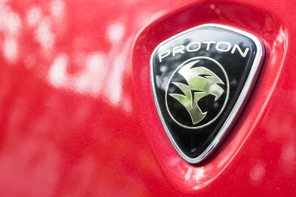 KUALA LUMPUR, MALASIA - 12 de agosto de 2017: PROTON Holdings Berhad, es una corporación con sede en Malasia activa en el diseño, fabricación, distribución y ventas de automóviles. Protón se estableció en 1983 . — Foto de Stock