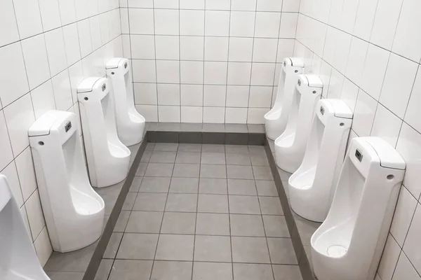 Сучасні чисті гігієнічні чоловіки посуд для сечі в туалеті в громадських туалетах — стокове фото