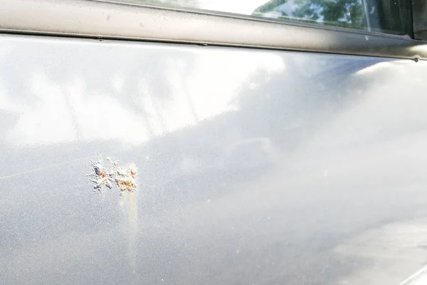 Coche con oxidación corroída mancha en la puerta — Foto de Stock