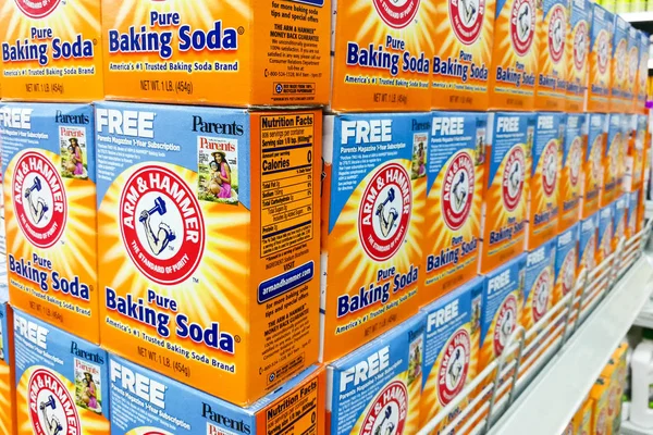 KUALA LUMPUR, Малайзия, 25 августа 2017: Arm & Hammer Baking Soda is the trademark of Church & Dwight Co., Inc. Block displayed in supermarkets, It is the leading premium baking soda brand in Malaysia . — стоковое фото