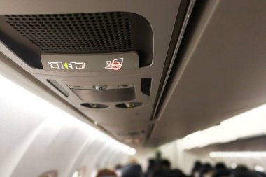 Hava elektronik kabin ve emniyet kemeri tabela tutturmak