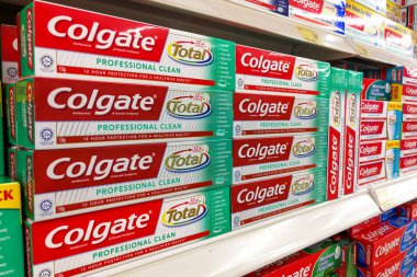 Kuala Lumpur, Malezya, 10 Eylül 2017: Colgate diş macunu Malezya diş macunu pazarında daha fazla süpermarketlerde %50 pazar payı ile pazar lideri olan.