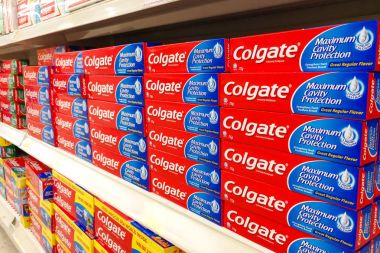 Kuala Lumpur, Malezya, 10 Eylül 2017: Colgate diş macunu Malezya diş macunu pazarında daha fazla süpermarketlerde %50 pazar payı ile pazar lideri olan.