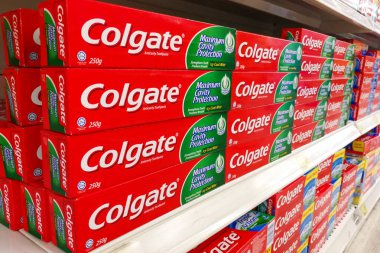 Kuala Lumpur, Malezya, 10 Eylül 2017: Colgate diş macunu Malezya diş macunu pazarında daha fazla süpermarketlerde %50 pazar payı ile pazar lideri olan.