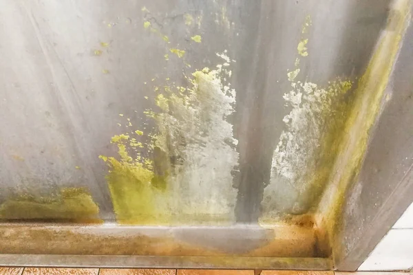Egészségtelen piszkos piszoár vízkő foltot épül fel — Stock Fotó