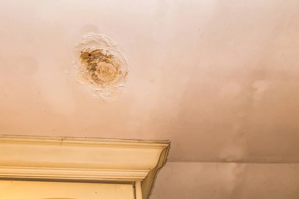 Roof leakages results damage ugly corrosion on plaster ceiling — Stock Photo, Image