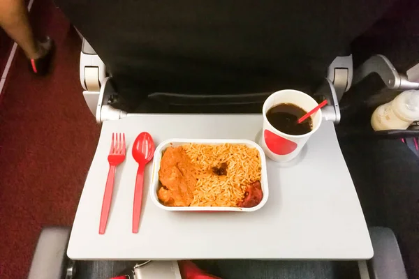 Prosty posiłek w czasie lotu z ryżu, mięsa, kawy w jednorazowe przybory — Zdjęcie stockowe