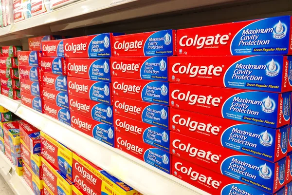 KUALA LUMPUR, Malesia, 10 settembre 2017: Colgate dentifricio è leader di mercato nel mercato dei dentifrici Malesia con oltre il 50% di quota di mercato nei supermercati . — Foto Stock