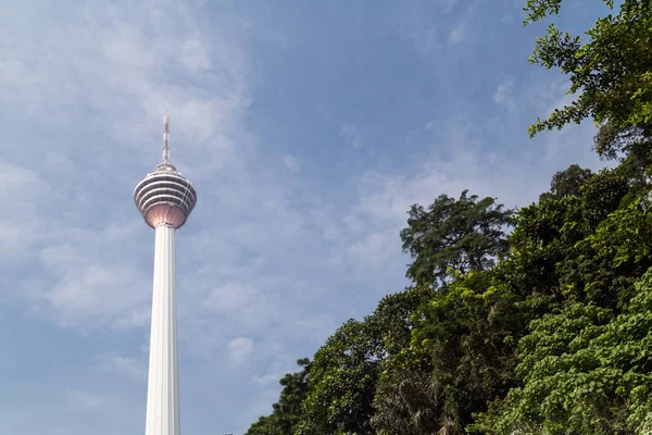 KUALA LUMPUR,  MALAYSIA, SEPTEMBER 16, 2017: KL Tower is the seventh-tallest tower in the world by pinnacle height at 421 m (1,381 ft). Popular tourism destination in Malaysia. — Stock Photo, Image