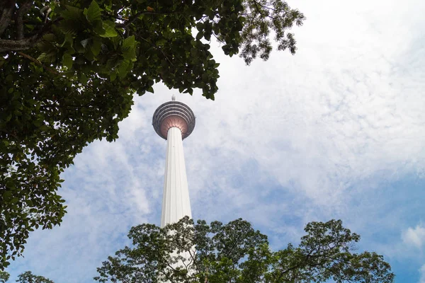 KUALA LUMPUR, MALAYSIA, SETEMBRO 16, 2017: KL Tower é a sétima torre mais alta do mundo pela altura do pináculo a 421 m. Destino turístico popular na Malásia . — Fotografia de Stock