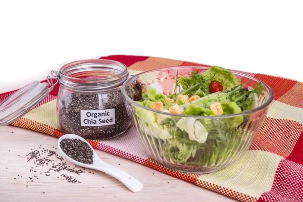 Biji chia organik dengan salad makanan sehat dimuat dengan antioxida — Stok Foto