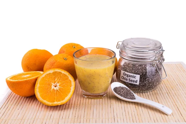 Biji chia dengan jus jeruk segar, nutrisi sehat anti-oksida — Stok Foto