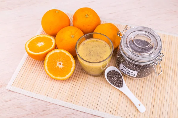 Sementes de chia com suco de laranja fresco, anti-oxid nutritivo saudável — Fotografia de Stock