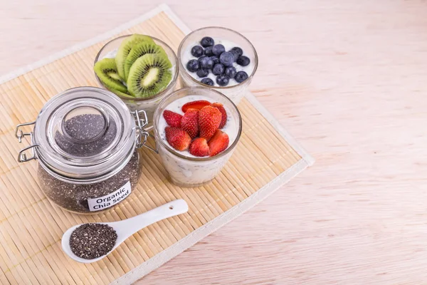 Pudim de sementes de chia com frutas frescas, anti-boi nutritivo saudável — Fotografia de Stock