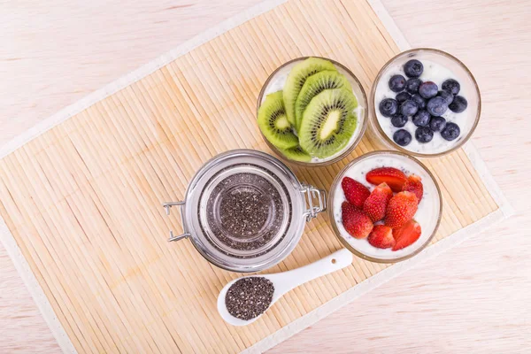 Chia frön pudding med färsk frukt, frisk näringsrik anti ox — Stockfoto