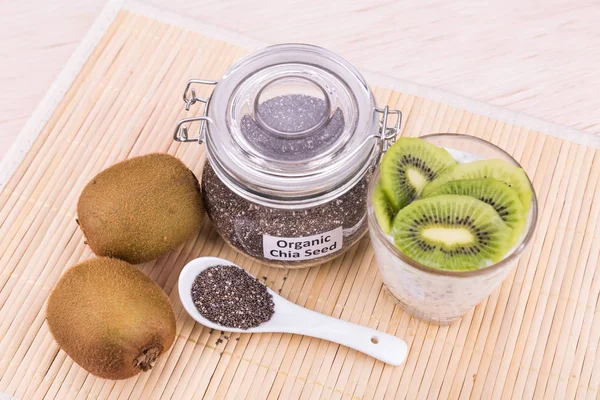 Chiasamen Pudding mit Kiwi-Früchten, gesunde nahrhafte Anti-Oxi — Stockfoto