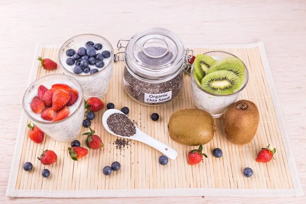Puding biji Chia dengan buah segar, antisapi bergizi sehat — Stok Foto