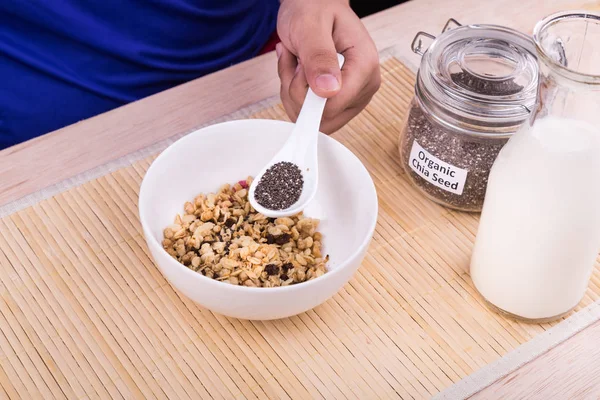 Sementes de chia com leite fresco, superalimento antioxidante nutritivo saudável — Fotografia de Stock