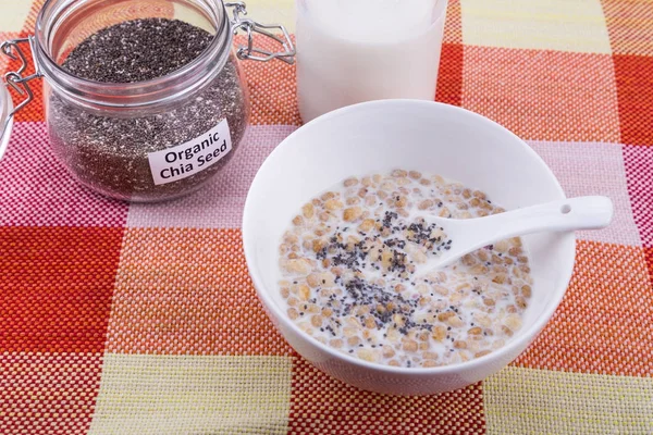 Sementes de chia com leite fresco, superalimento antioxidante nutritivo saudável — Fotografia de Stock