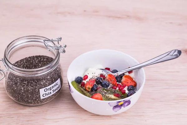 Sementes de chia com iogurte de frutas, saudável antioxidante nutritivo s — Fotografia de Stock