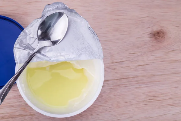 Lapisan protein whey terbentuk di atas yogurt yang dikemas — Stok Foto