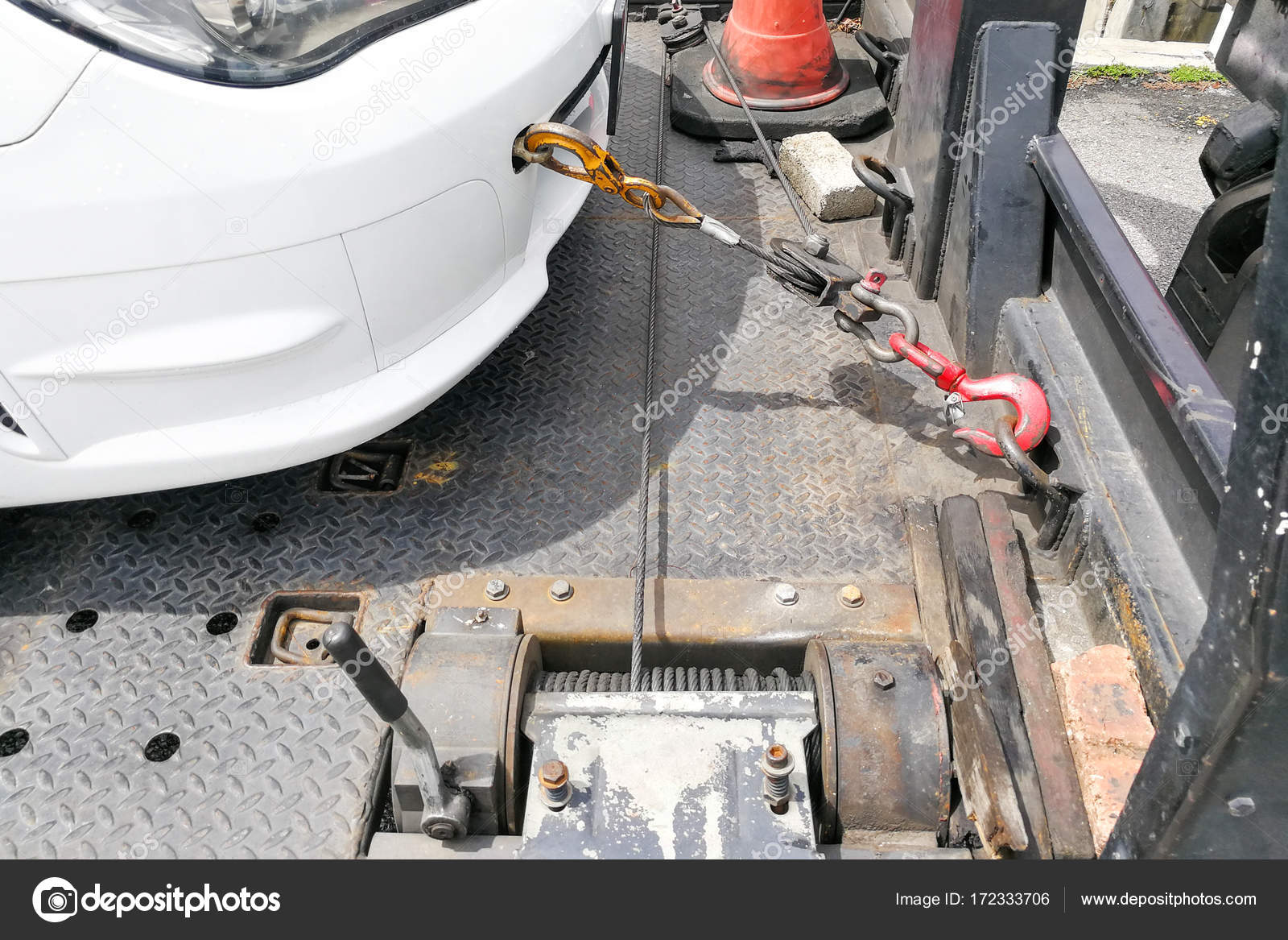 Car towed onto flatbed tow truck with hook and chain — Stock Photo